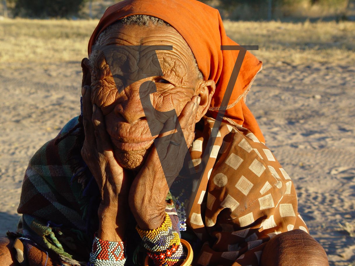 N!Xau, the “Bushman”, elderly woman.