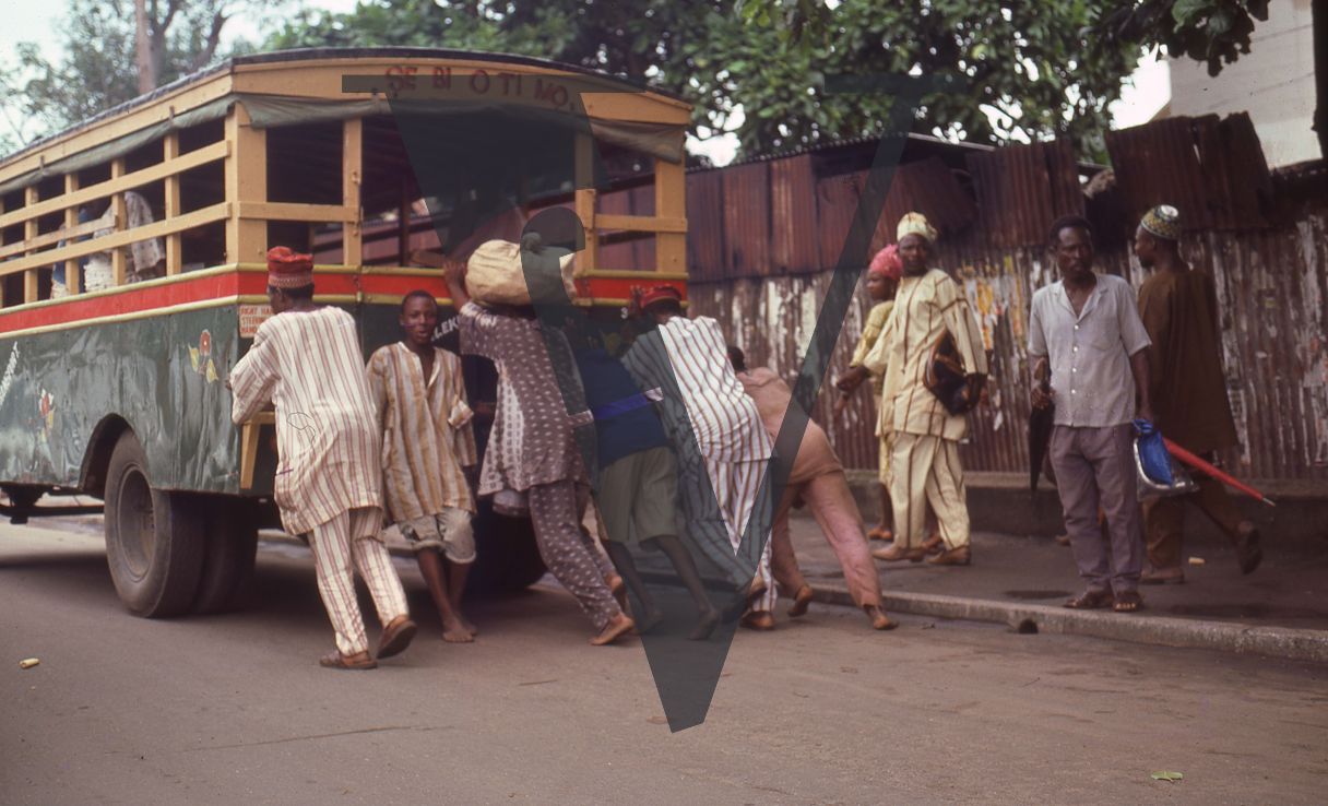 Nigeria, men pushing bus, Se Bi O Ti Mo.