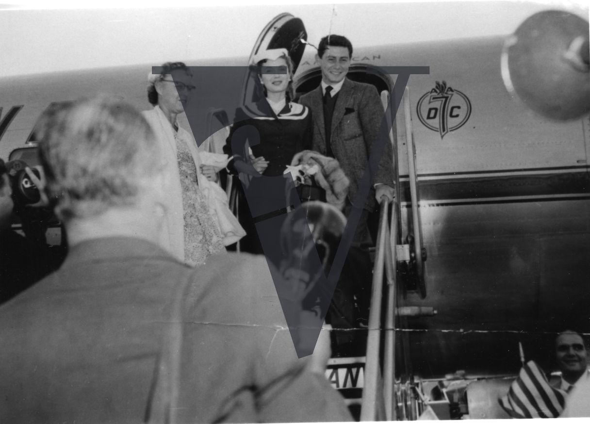 Eddie Fisher, Debbie Reynolds leave DC7 American plane.