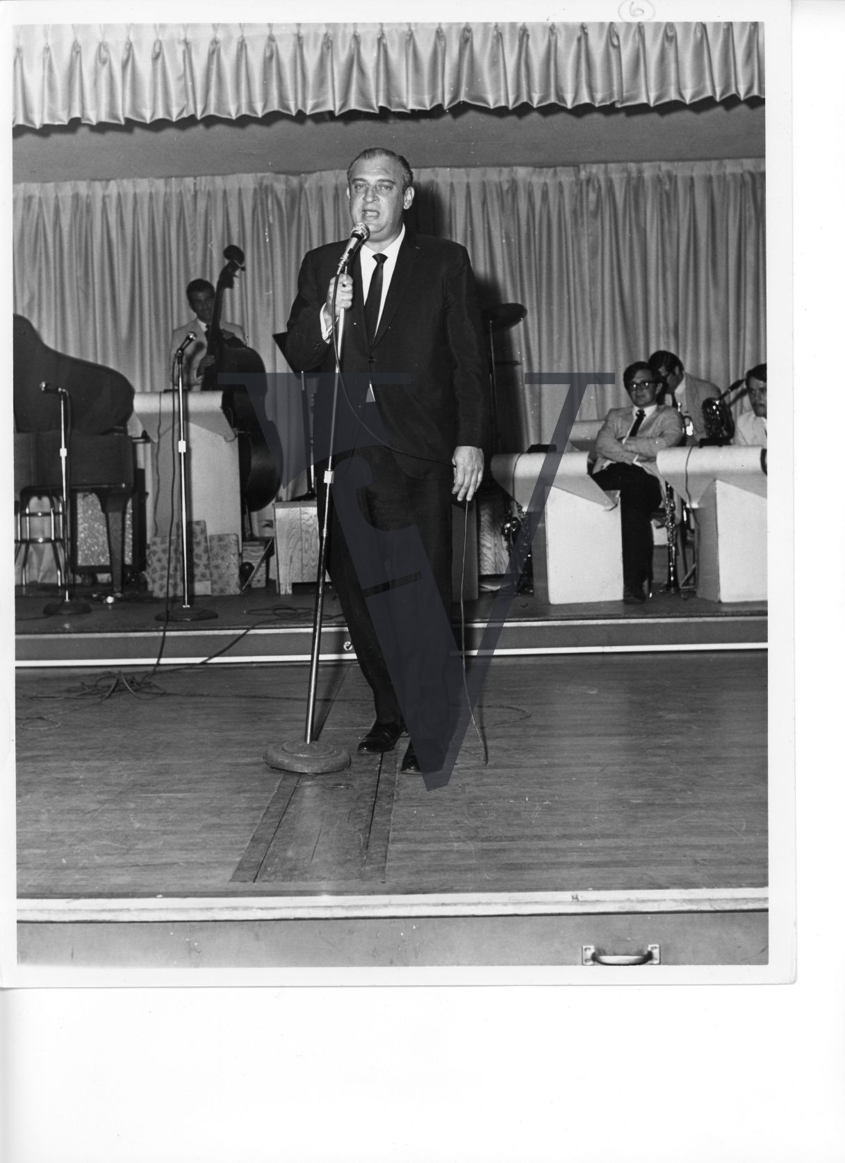 Rodney Dangerfield, actor, comedian, performing, band, musicians, full shot.
