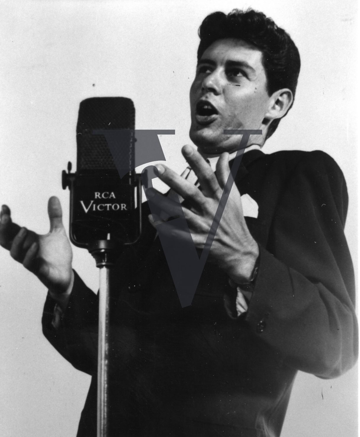 Eddie Fisher, singing, condenser microphone, RCA Victor.