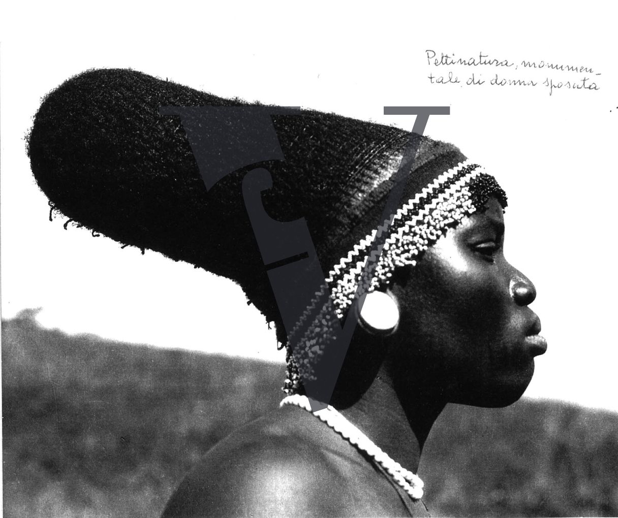 Siliva the Zulu, Production still, portrait, side-on.