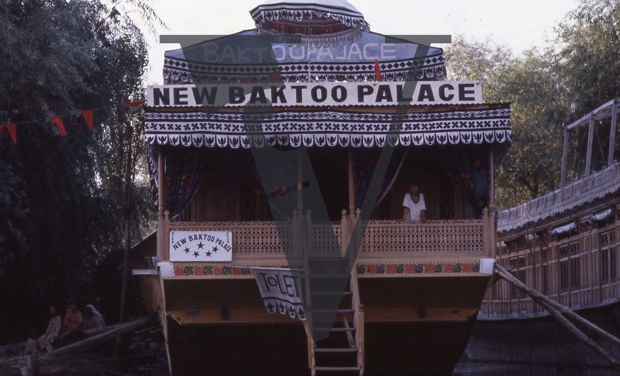 Kashmir, New Baktoo Palace, Houseboat.