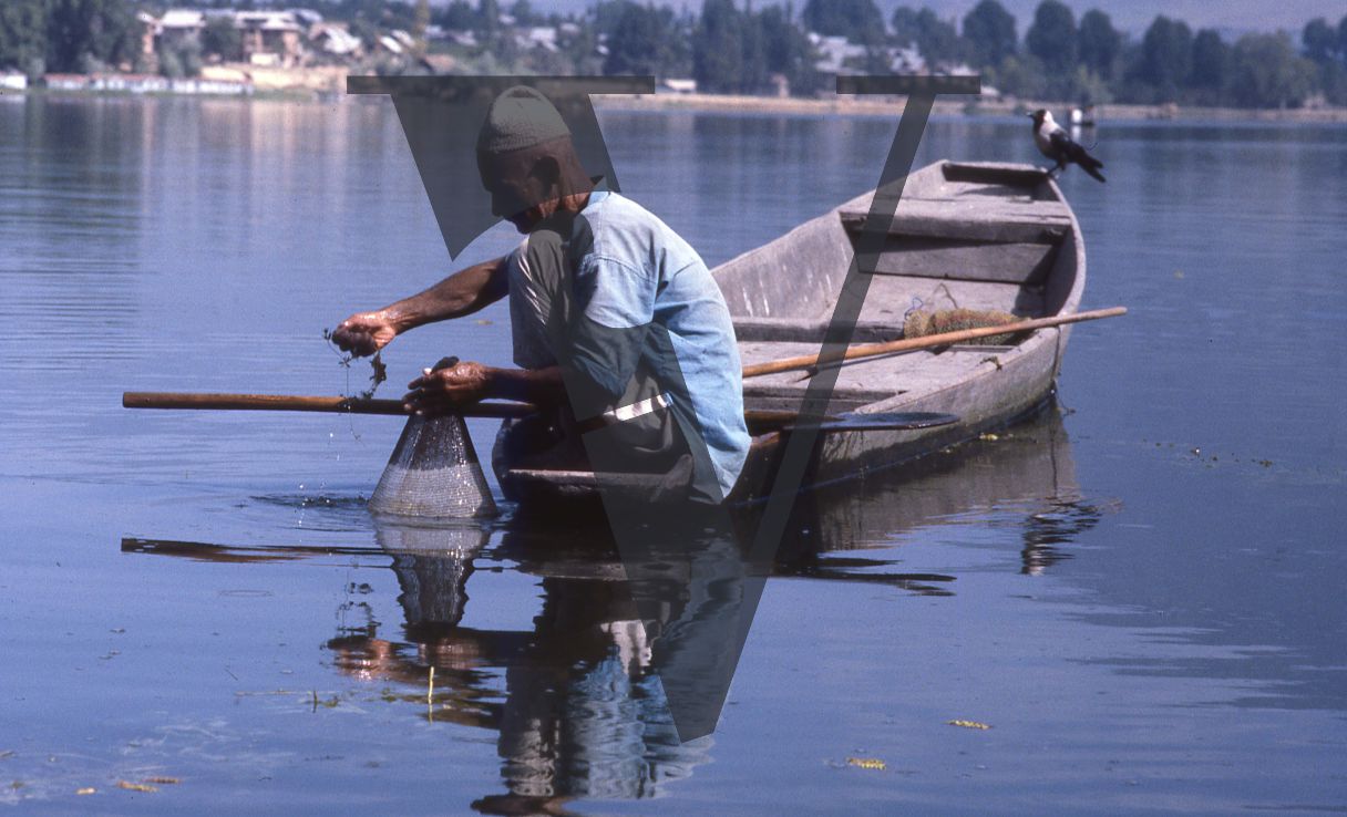 Kashmir, Fisherman preparing line.