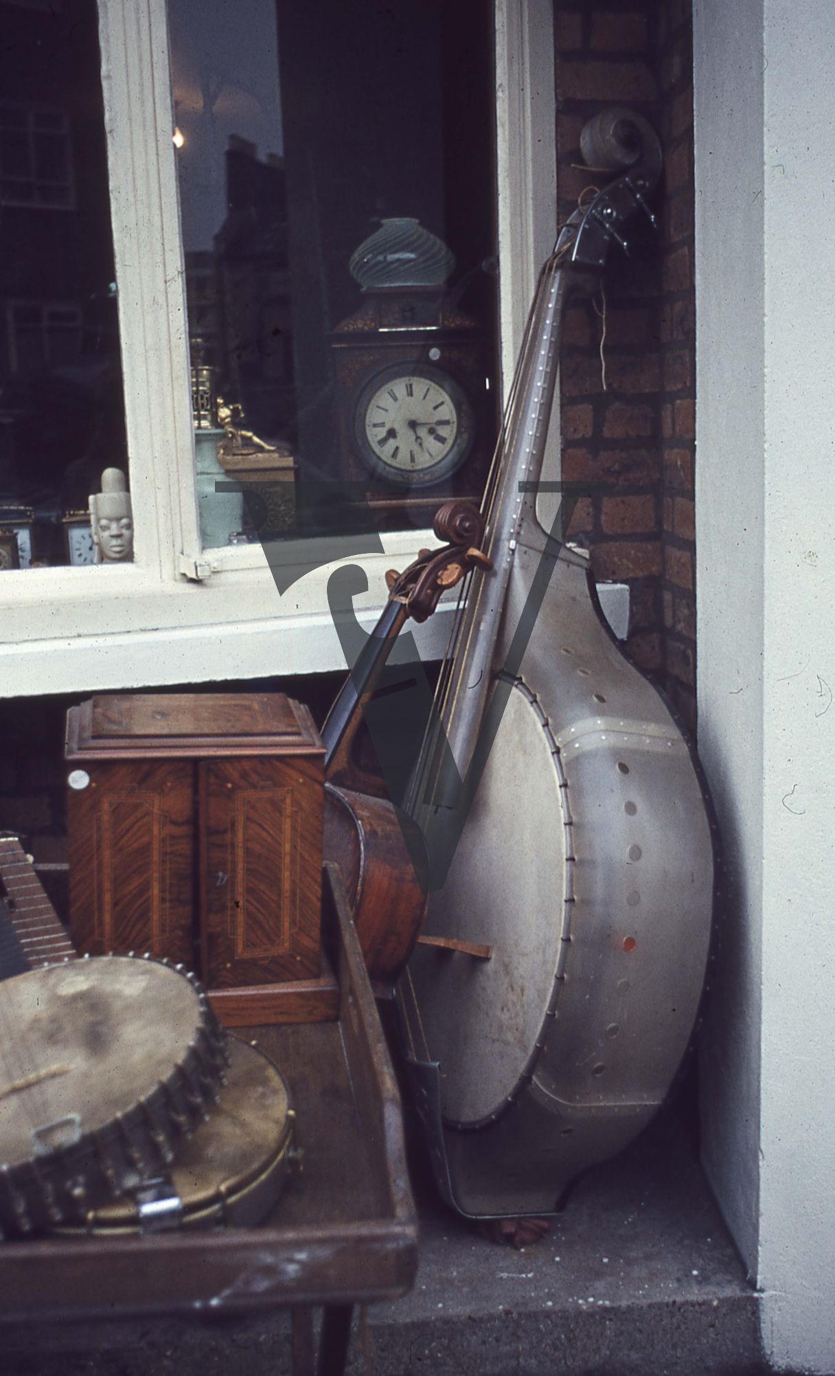 London, Sixties, antique instruments, Portobello Road market.