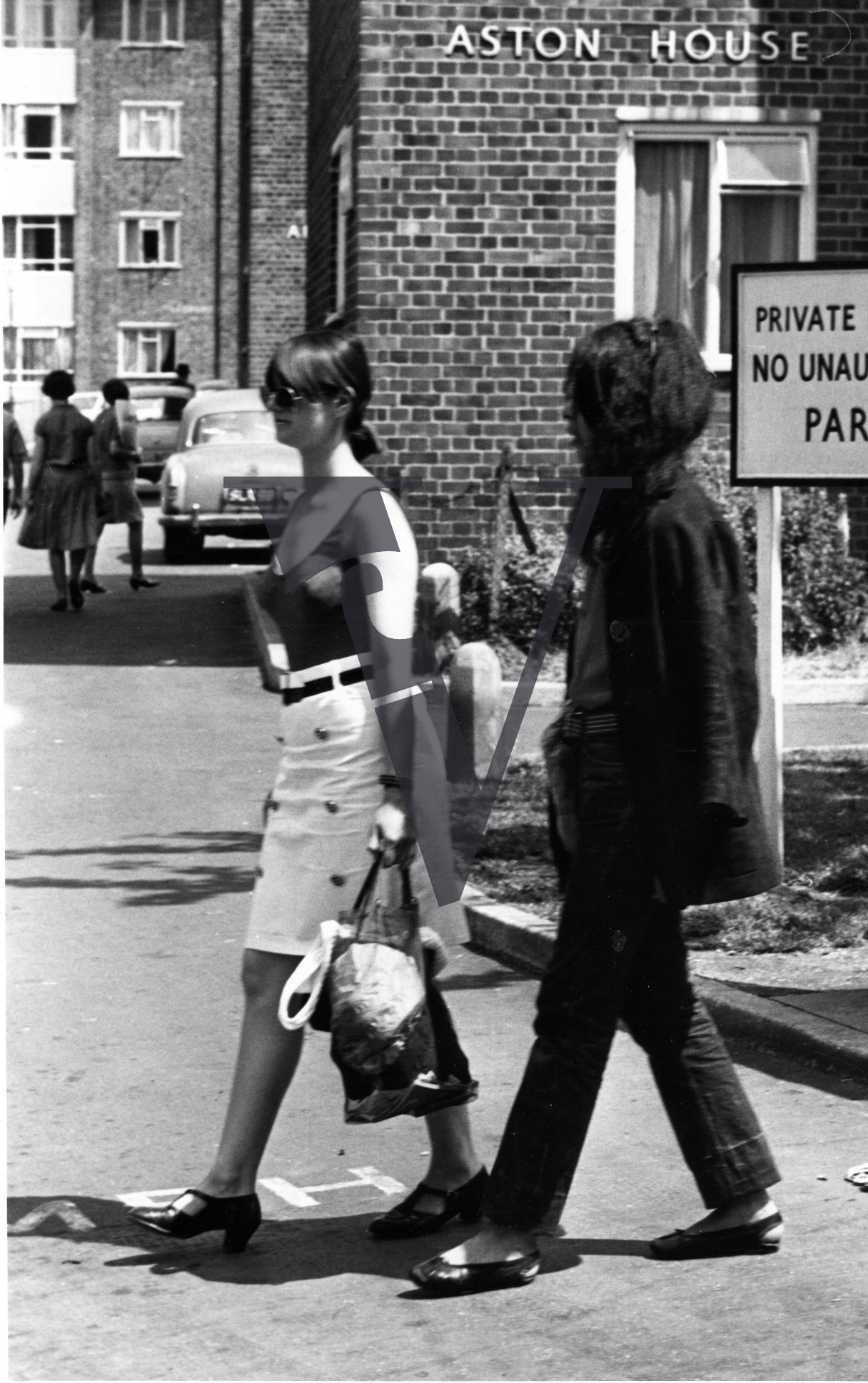 London, Sixties, people walk past Aston House, Portobello Court.