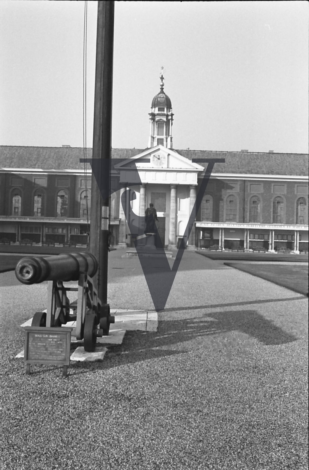 Royal Hospital, Chelsea Pensioners, wide shot exterior, cannon.