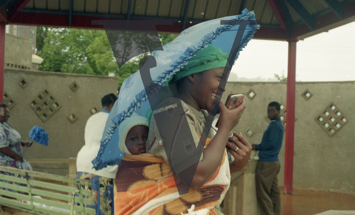 Sangoma, Zululand, Inyanga, Valley Trust, woman with childm umbrella.