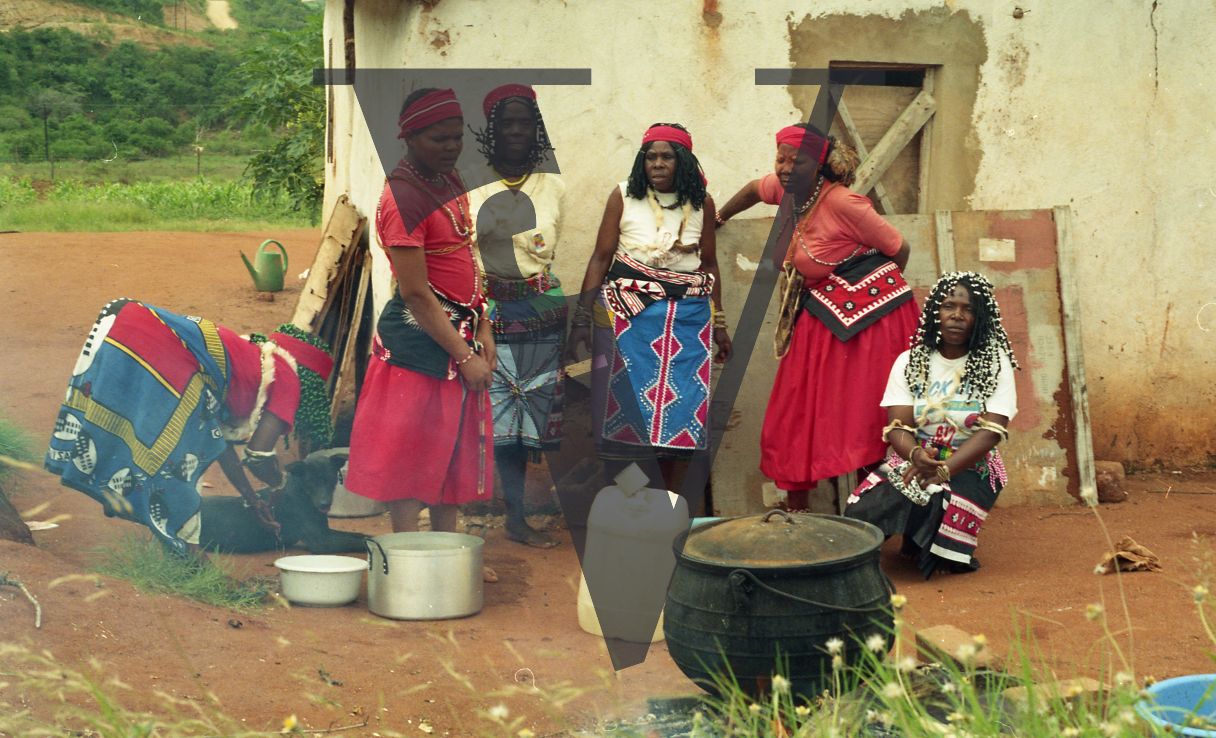 Sangoma, Zululand, Inyanga, Novitates and Sangoma's, cooking pot.