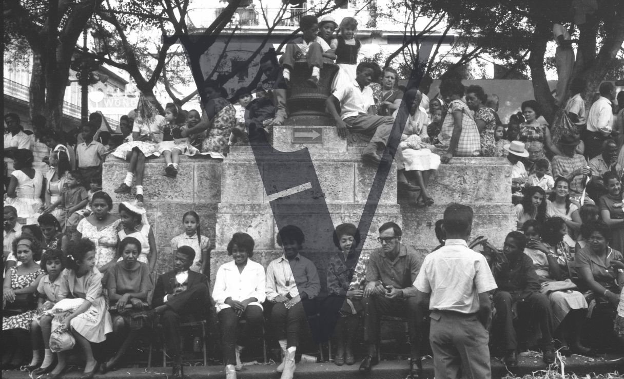 Cuba, Soy Cuba (I Am Cuba), production, Soviet-Cuba, children on statue.