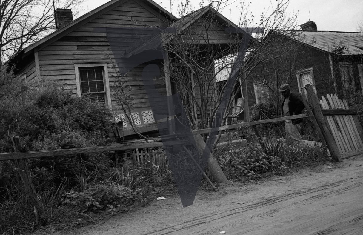 Sumter, South Carolina, rural street scene, winter, housing, gardens, broken fencing.